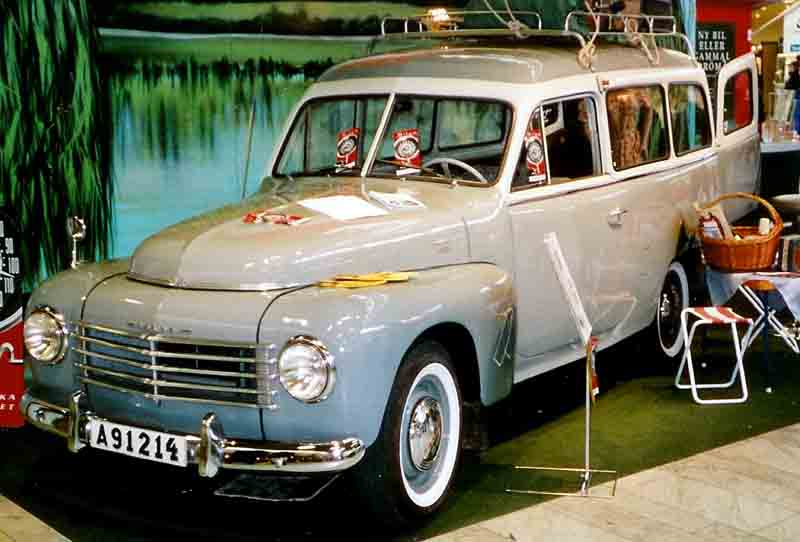 Illustration for article titled Generation Gap: RWD Volvo Wagons Edition